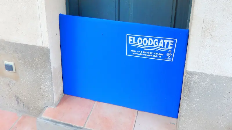 https://inondation-protection.fr/wp-content/uploads/2026/04/barriere-anti-inondation-simple-porte.webp